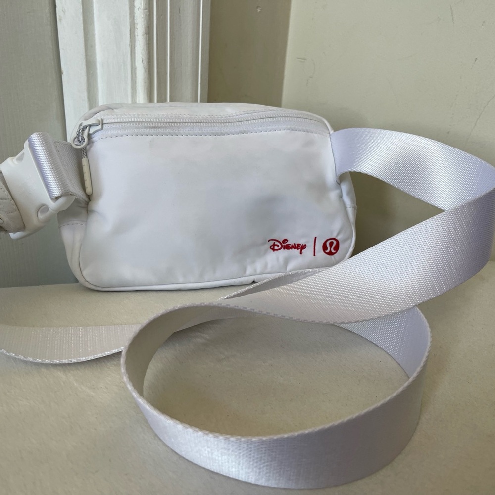 Disney x lululemon Everywhere Belt Bag EUC - Picture 8 of 8